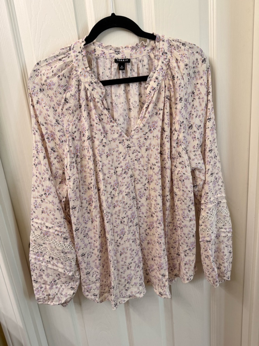 EUC torrid Cream Peasant Style Blouse with Lavender Floral Print Size 0